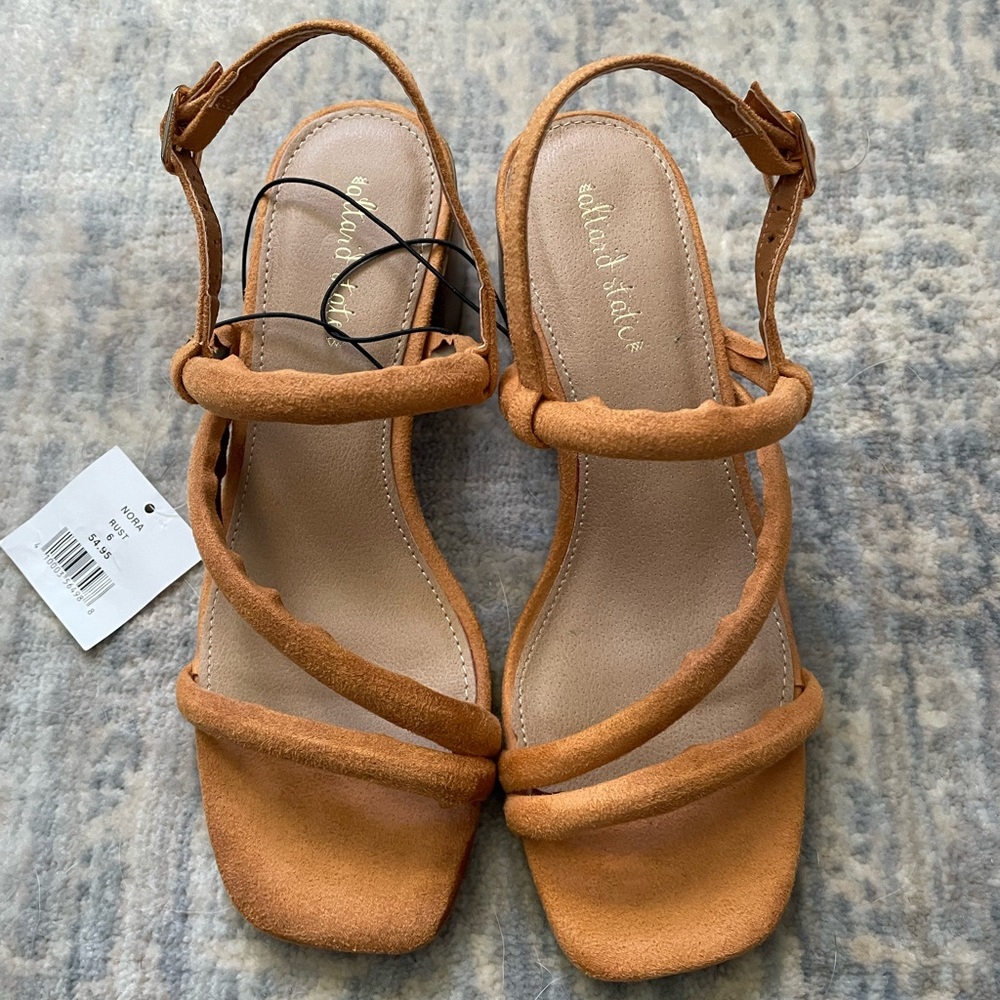 Cute NWT rust sandals